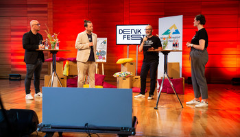 Eröffnung des Denkfests: Sascha Kaiser (Geschäftsführer Kultur und Veranstaltungs GmbH und Nibelungenfestspiele gGmbH, Worms) , Dr. David Maier (Kulturkoordinator der Stadt Worms), Robert Montoto (Leitung Kulturbüro der Metropolregion Rhein-Neckar GmbH), Anna Blaich (Project Management Cultural Innovation bei NEXT Mannheim) | © Thomas Häfner / MRN GmbH Eröffnung des Denkfests: es sprechen Sascha Kaiser (Geschäftsführer Kultur und Veranstaltungs GmbH und Nibelungenfestspiele gGmbH, Worms) , Dr. David Maier (Kulturkoordinator der Stadt Worms), Robert Montoto (Leitung Kulturbüro der Metropolregion Rhein-Neckar GmbH), Anna Blaich (Project Management Cultural Innovation bei NEXT Mannheim) | © Thomas Häfner / MRN GmbH