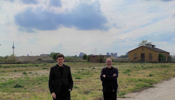 Die Stadt im Rücken: Fabian Burstein und Robert Montoto auf dem BUGA-Gelände Spinelli | © BUGA 23 Die Stadt im Rücken: Fabian Burstein und Robert Montoto auf dem BUGA-Gelände Spinelli | © BUGA 23