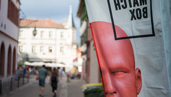 Matchbox-Flagge in Weinheim | © Gunnar Fuchs Eine Flagge mit dem Logo von Matchbox weht in der Weinheimer Altstadt. | © Gunnar Fuchs
