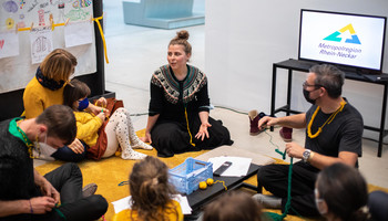 Projektleiterin Lea Gerschwitz im "Familienzimmer" der Kunsthalle Mannheim zum Abschluss des Projekts | © Arthur Bauer Menschen sitzen auf dem Boden in der Kunsthalle Mannheim auf Teppich, unterhalten sich | © Arthur Bauer