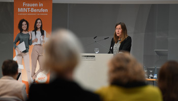 Die MRN GmbH wird als neuer Bündnispartner vorgestellt | © Franziska Kraufmann Eine Frau stehend am Rednerpult | © Franziska Kraufmann