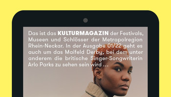 Key Visual Ausgabe 1/2022 | © MRN GmbH Anzeige auf einem Tablet: das Cover der aktuellen Ausgabe des Kulturmagazin der Festivals, Museen und Schlösser mit der Sängerin Arlo Parks | © MRN GmbH