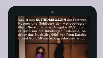 Online-Ausgabe des Kulturmagazins der Festivals, Museen und Schlösser | © MRN GmbH Foto eines Tablets, aufgerufen ist die Webseite des Kulturmagazins der Festivals, Museen und Schlösser | © MRN GmbH