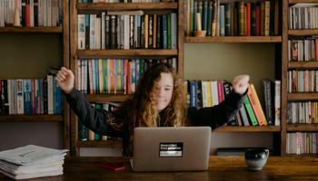 Dene Lernbox | © MRN GmbH Mädchen vor Laptop reißt die Hände vor Freude in die Höhe | © MRN GmbH