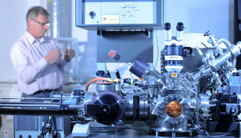 OZG-Umsetzung | © Rhein-Neckar Mann im Labor mit technischen Geräten | © Rhein-Neckar