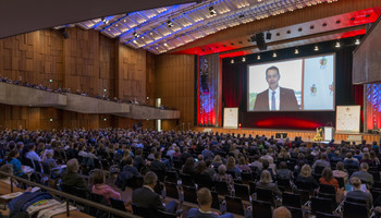 eduAction Bildungsgipfel | © MRN Voller Veranstaltungsraum auf der Bühne spricht jemand | © MRN