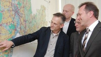 Besprechung zum Einheitlichen Regionalplan Rhein-Neckar | © VRRN Besprechung zum Einheitlichen Regionalplan Rhein-Neckar Mann zeigt auf Karte der Region | © VRRN