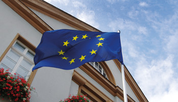 Europa-Flagge vor Schwetzinger Rathaus | © VRRN Europa-Flagge vor Schwetzinger Rathaus | © VRRN