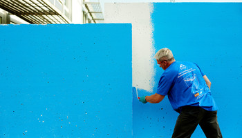 Freiwilligentag der Metropolregion Rhein-Neckar | © ZMRN e.V. Mann streicht eine Wand | © ZMRN e.V.