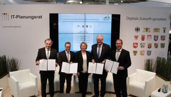 Unterzeichnung der Kooperationsvereinbarung zwischen Ländern und Metropolregion Rhein-Neckar (von links): Stefan Krebs, Ralph Schlusche, Dr. Christine Brockmann, Dr. Thomas Schäfer, Randolf Stich | © MRN GmbH Unterzeichnung der Kooperationsvereinbarung zwischen Ländern und Metropolregion Rhein-Neckar (von links): Stefan Krebs, Ralph Schlusche, Dr. Christine Brockmann, Dr. Thomas Schäfer, Randolf Stich | © MRN GmbH