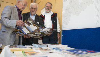 Die Seniorenvertretung der Metropolregion Rhein-Neckar | © VRRN \/ Schwerdt Drei ältere Männer schauen auf eine Karte | © VRRN \/ Schwerdt