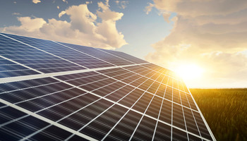 Freiflächen-Photovoltaikanlage | © Adobe Stock / Jess rodriguez Photovoltaikanlage auf einer grünen Wiese mit blauem leicht bewölktem Himmel und Sonnenschein | © Adobe Stock / Jess rodriguez