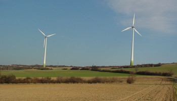 Teilregionalplan Windenergie | © VRRN Feld mit zwei Windkraftanlagen | © VRRN