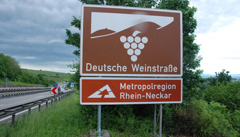 Touristische Hinweisschilder | © VRRN Hinweisschild Beginn Deutsche Weinstraße und Metropolregion Rhein-Neckar an der Autobahn | © VRRN