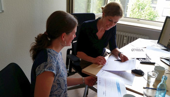 unternehmensWert:Mensch | © Metropolregion Rhein-Neckar GmbH zwei Frauen sitzen am Schreibtisch und unterhalten sich | © Metropolregion Rhein-Neckar GmbH