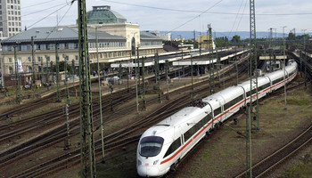 Verkehrsplanung | © VRRN Zug fährt aus dem Mannheimer Hauptbahnhof aus | © VRRN