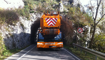 xDataToGo | © Weiland Kran und Transport GmbH Kran-LKW fährt aus einem engen Tunnel | © Weiland Kran und Transport GmbH