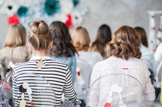 Eine Personengruppe bei einer Veranstaltung | © pexels_daria-shevtsova