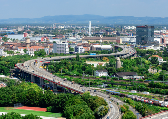 Luftaufnahme der Hochstraße Ludwigshafen im Sommer mit Mannheim und der MRN im Hintergrund | © LuCityEntwicklungs GmbH