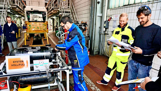 Bild aus einer Wasserstoff-Nutzfahrzeug-Werkstatt | © Marion Brucker | esslinger-zeitung.de