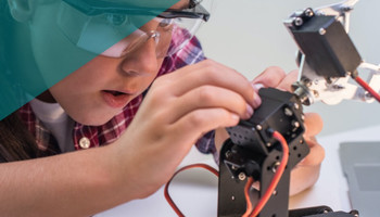 Mädchen baut einen Roboter | © MRN GmbH Mädchen baut einen Roboter | © MRN GmbH